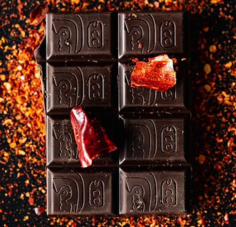  Khi kết hợp với rượu vang đỏ khô, rượu sẽ át mất hương vị của chocolate, mang lại hương vị chua